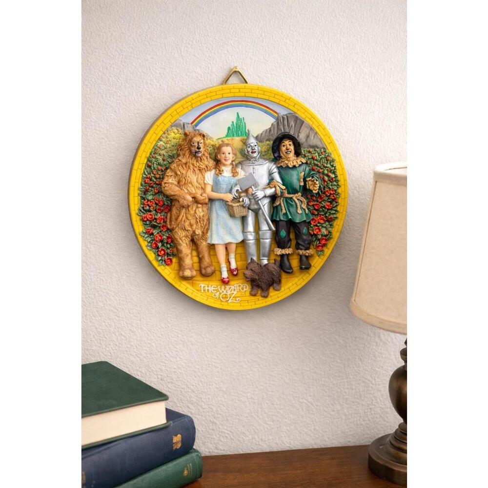 Enesco 1995 The Wizard of Oz 3D Bas Relief Wall Plate, 175196, 8” DAMAGED